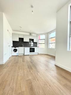 Studio to rent, Duckett Road, London N4