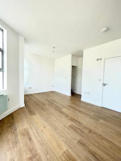 Studio to rent, Duckett Road, London N4