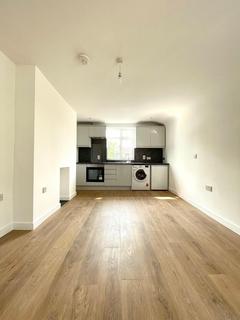 Studio to rent, Duckett Road, London N4