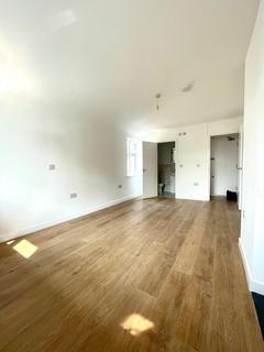 Studio to rent, Duckett Road, London N4