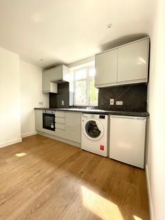 Studio to rent, Duckett Road, London N4