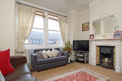 2 bedroom flat to rent, Penwith Road, London SW18