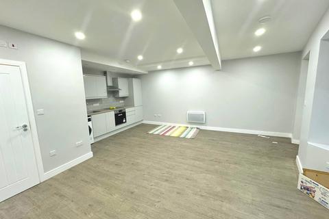 Studio to rent, Cavendish Avenue, New Malden, Surrey, KT3