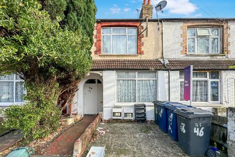 2 bedroom ground floor maisonette for sale, Victoria Road, Southall, UB2