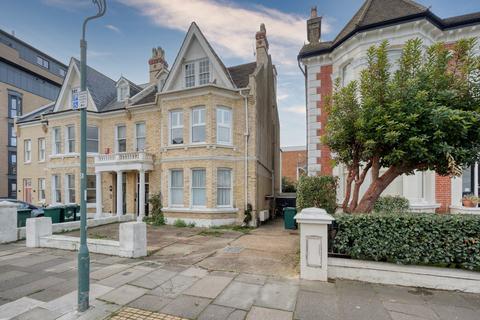 2 bedroom flat for sale, Sackville Gardens, Hove, BN3