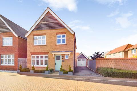 3 bedroom detached house to rent, Field Rose, Aylesbury HP22