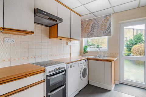 3 bedroom flat to rent, Heatherset Gardens, Norbury, London, SW16