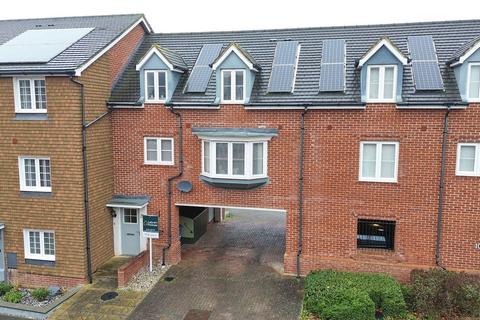 3 bedroom terraced house for sale, Jubilee Drive, Fleet GU52