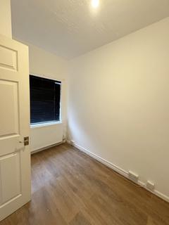 3 bedroom terraced house to rent, Bushgrove Road, Dagenham RM8