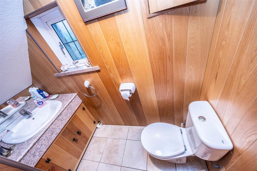 Cloakroom/wc