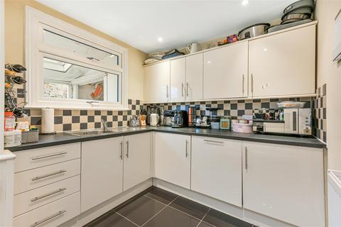 2 bedroom house to rent, Clarendon Road, Colliers Wood SW19