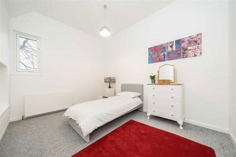 3 bedroom flat for sale, Broom Road, Teddington TW11