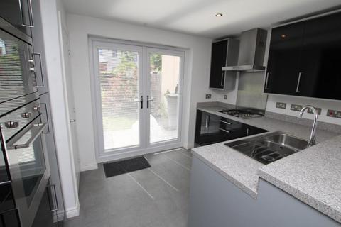 4 bedroom semi-detached house to rent, Lawn Close, Bristol BS16