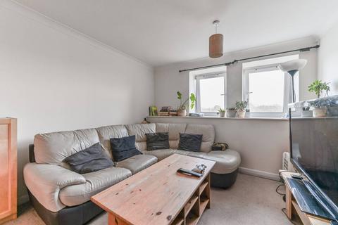 2 bedroom flat to rent, London Road, Norbury, London, SW16