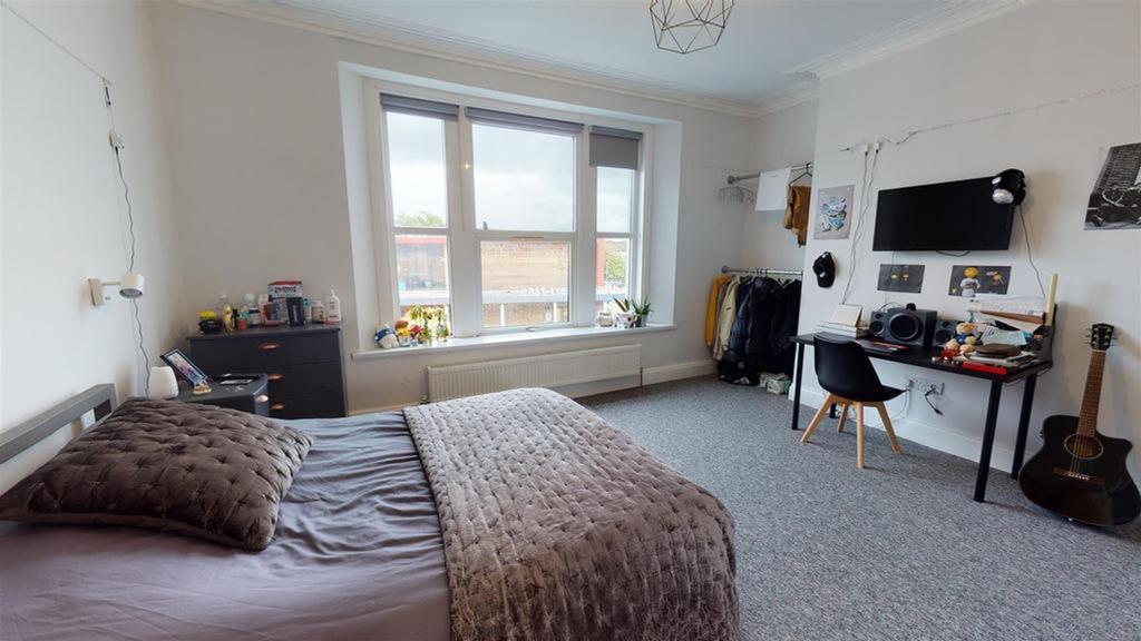 A spacious and bright large double bedroom feat...