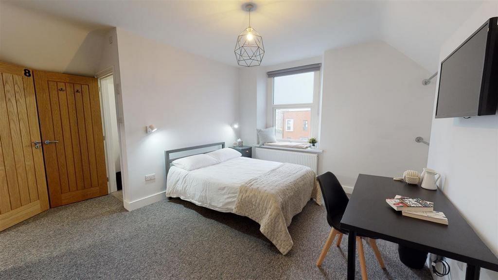 A bright and spacious double bedroom, perfect f...