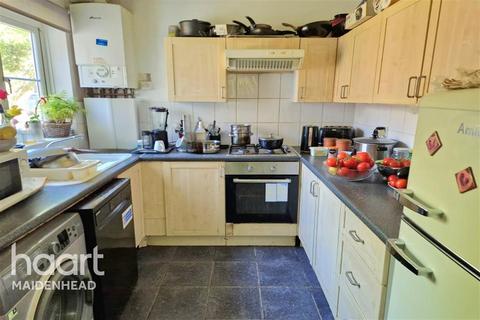 1 bedroom in a house share to rent, Room to rent in Burnham