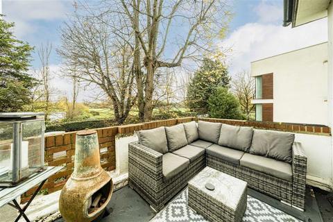 2 bedroom flat for sale, Broom Road, Teddington TW11