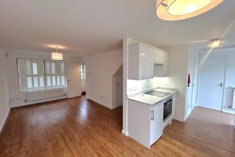 3 bedroom terraced house to rent, Scholars Walk, Guildford GU2