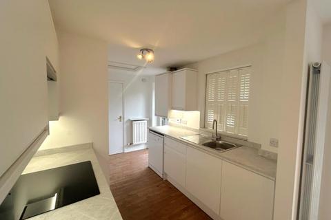 3 bedroom terraced house to rent, Scholars Walk, Guildford GU2