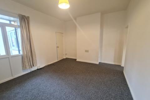 2 bedroom flat to rent, High Road, Willenhall, WV12 4JN