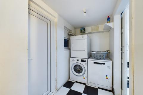 1 bedroom in a house share to rent, High Street Colliers Wood, London