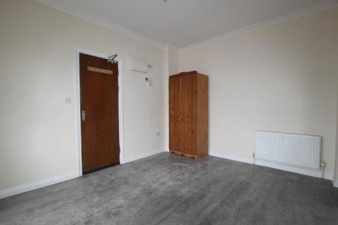 Studio to rent, Uxbridge Road, Hayes, Middlesex