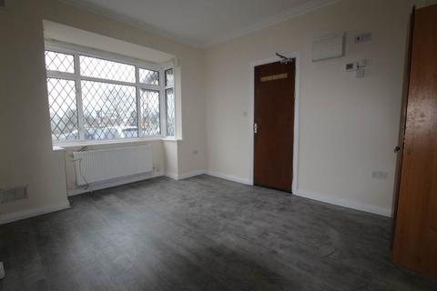 Studio to rent, Uxbridge Road, Hayes, Middlesex