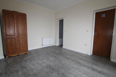 Studio to rent, Uxbridge Road, Hayes, Middlesex