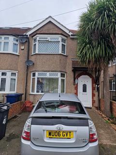 3 bedroom end of terrace house to rent, Southall UB1