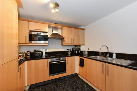 1 bedroom flat for sale, Gainsborough House, London E14