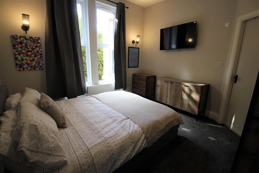 Bedroom 1 2.jpg