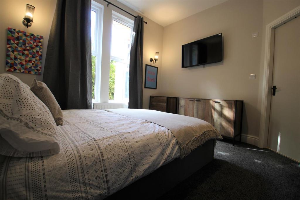 Bedroom 1.jpg