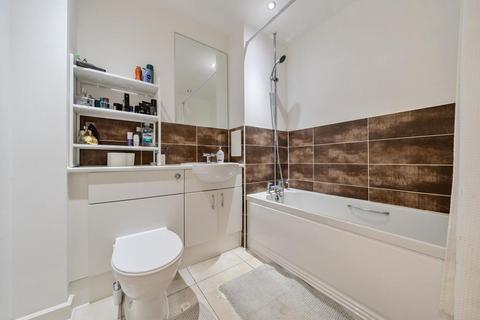 2 bedroom flat for sale, Woking,  Surrey,  GU22