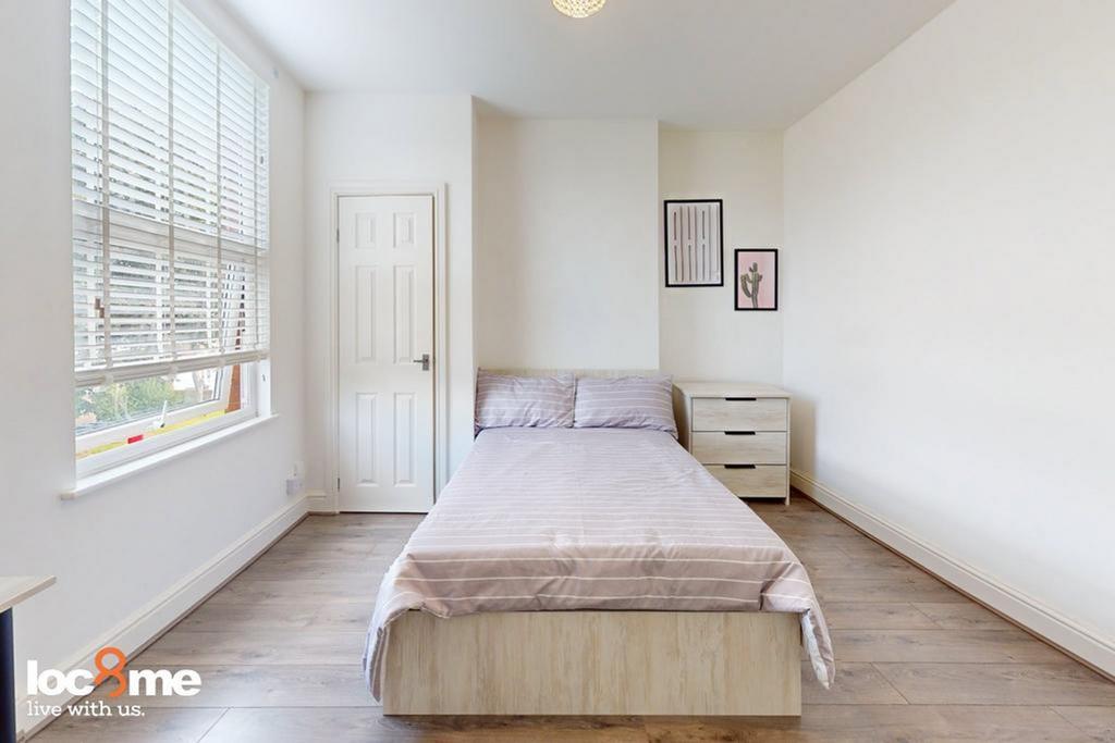 A bright and tidy double bedroom, perfect for s...