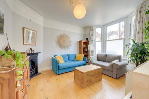 2 bedroom flat to rent, Theodore Road, Hither Green , London, SE13