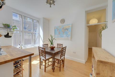 2 bedroom flat to rent, Theodore Road, Hither Green , London, SE13