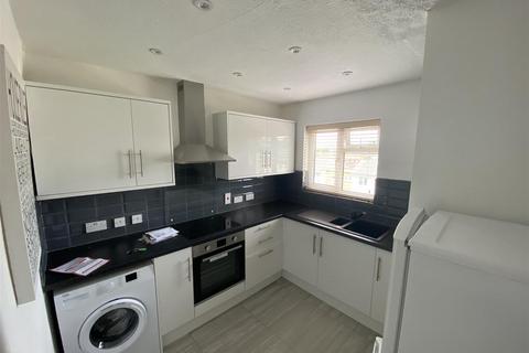 3 bedroom flat to rent, Grove Mead, Hatfield