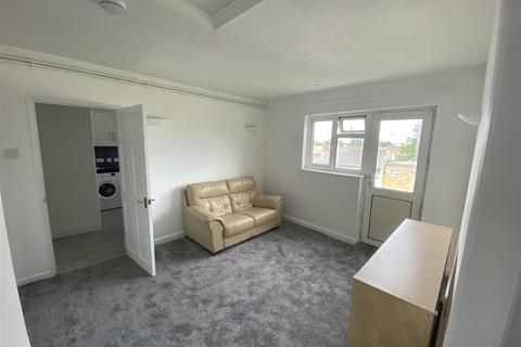 3 bedroom flat to rent, Grove Mead, Hatfield