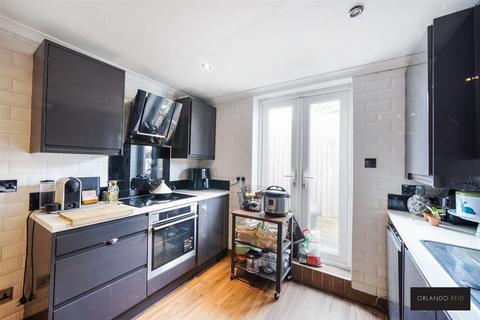 3 bedroom maisonette for sale, Old Town, London