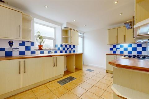 3 bedroom terraced house to rent, Grove Road, Portland