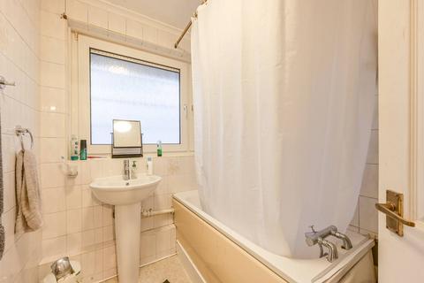 3 bedroom flat for sale, Mile End Road, London E3