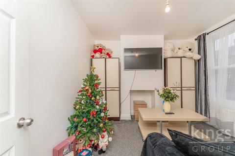 2 bedroom ground floor flat for sale, Hitcham Road, London