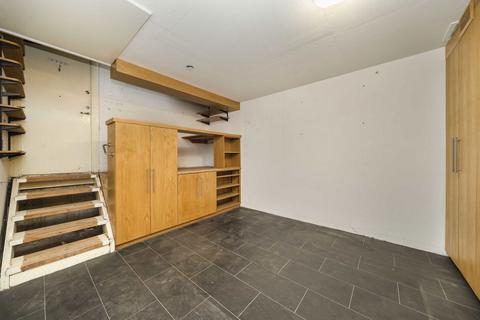 4 Brandon Mews, London, EC2Y 8BE