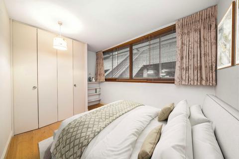 4 Brandon Mews, London, EC2Y 8BE
