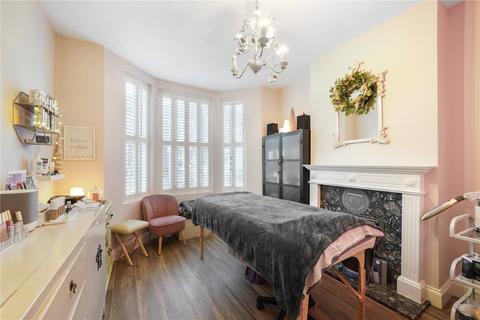 3 bedroom end of terrace house for sale, Gilbert Road, London SW19