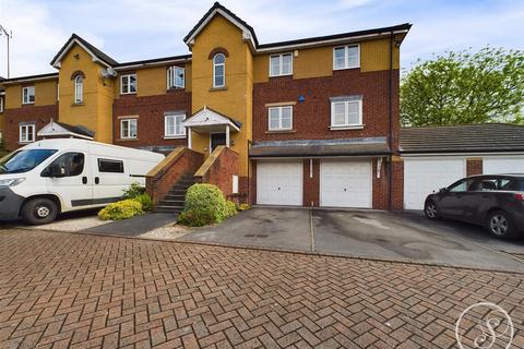 3 bedroom flat for sale, Cherry Court, Leeds