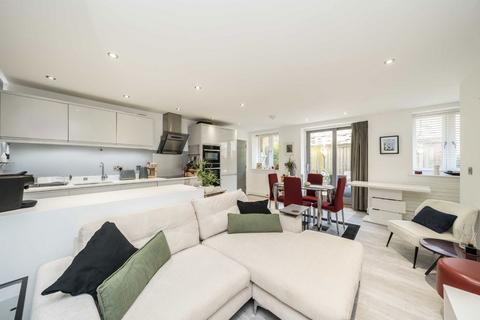 2 bedroom maisonette for sale, Station Road, Hampton TW12