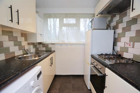 2 bedroom maisonette to rent, Windsor Avenue, Colliers Wood SW19