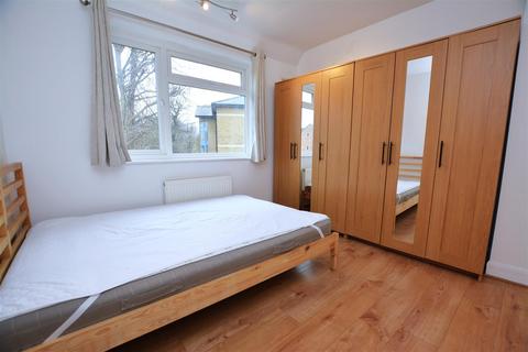 2 bedroom maisonette to rent, Windsor Avenue, Colliers Wood SW19